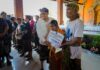 Komitmen Sapta Kriya Adi Cipta, Wabup Bagus Alit Sucipta Serahkan Ratusan Bantuan Perumahan dan Disabilitas