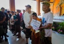 Komitmen Sapta Kriya Adi Cipta, Wabup Bagus Alit Sucipta Serahkan Ratusan Bantuan Perumahan dan Disabilitas
