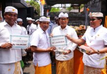 Bupati Adi Arnawa Nodya Karya di Pura Dugul Subak Sulangai dan Pura Pucak Mangu