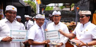 Bupati Adi Arnawa Nodya Karya di Pura Dugul Subak Sulangai dan Pura Pucak Mangu
